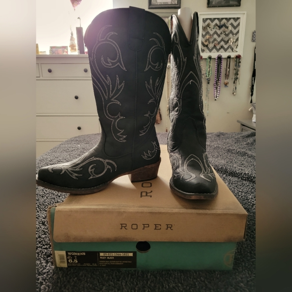Roper Women's Riley Faux leather Western boots, Snip toe